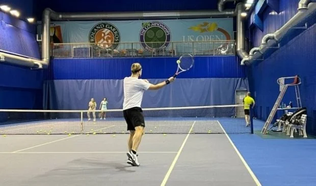 Полноразмерный корт Lawn Tennis во время тренировки
