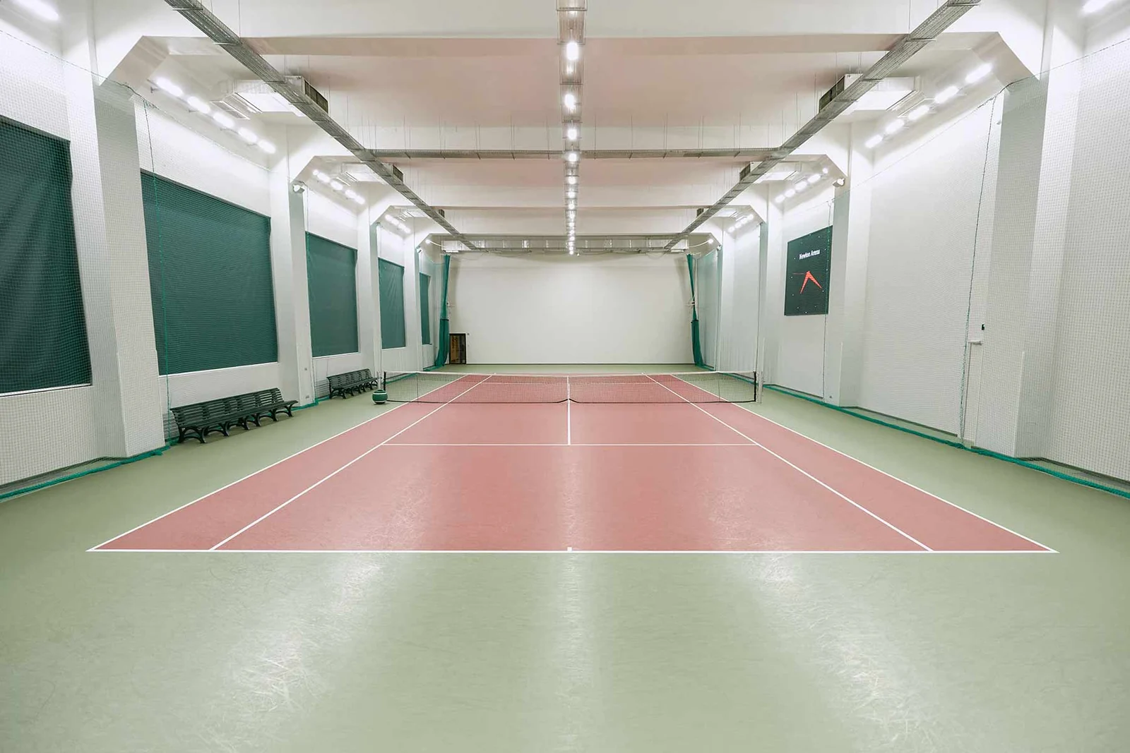 Розовый теннисный корт Newton Arena