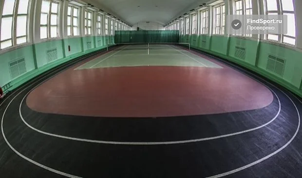 Игровая зона теннисного корта стадиона Энергия