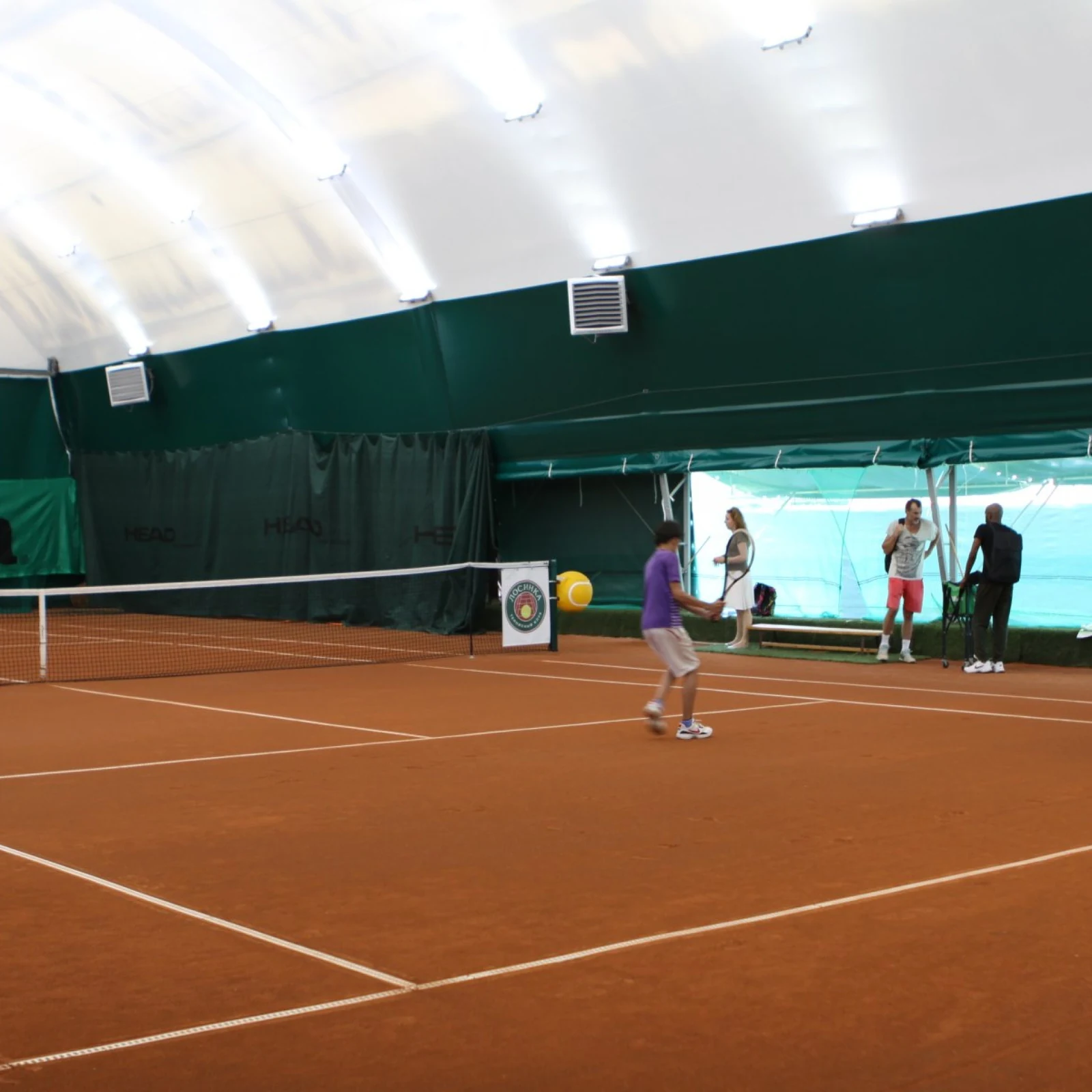 Игра на корте теннисного клуба Лосинка