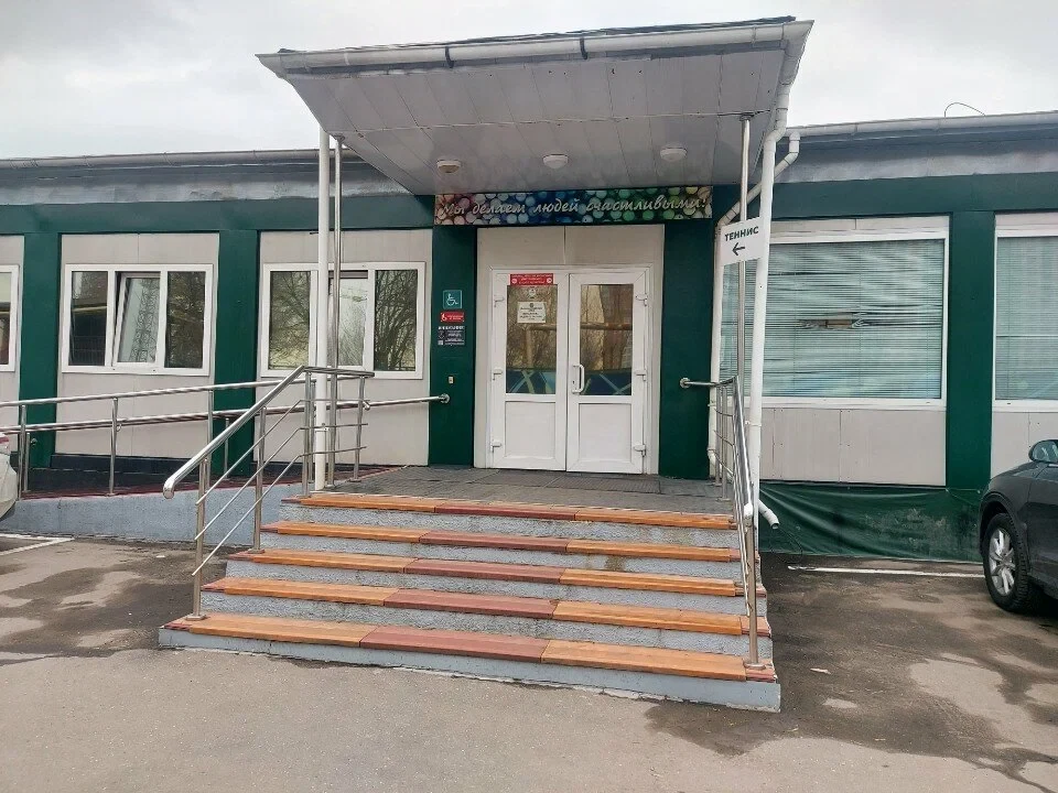 Вход в теннисный клуб Теннис Парк