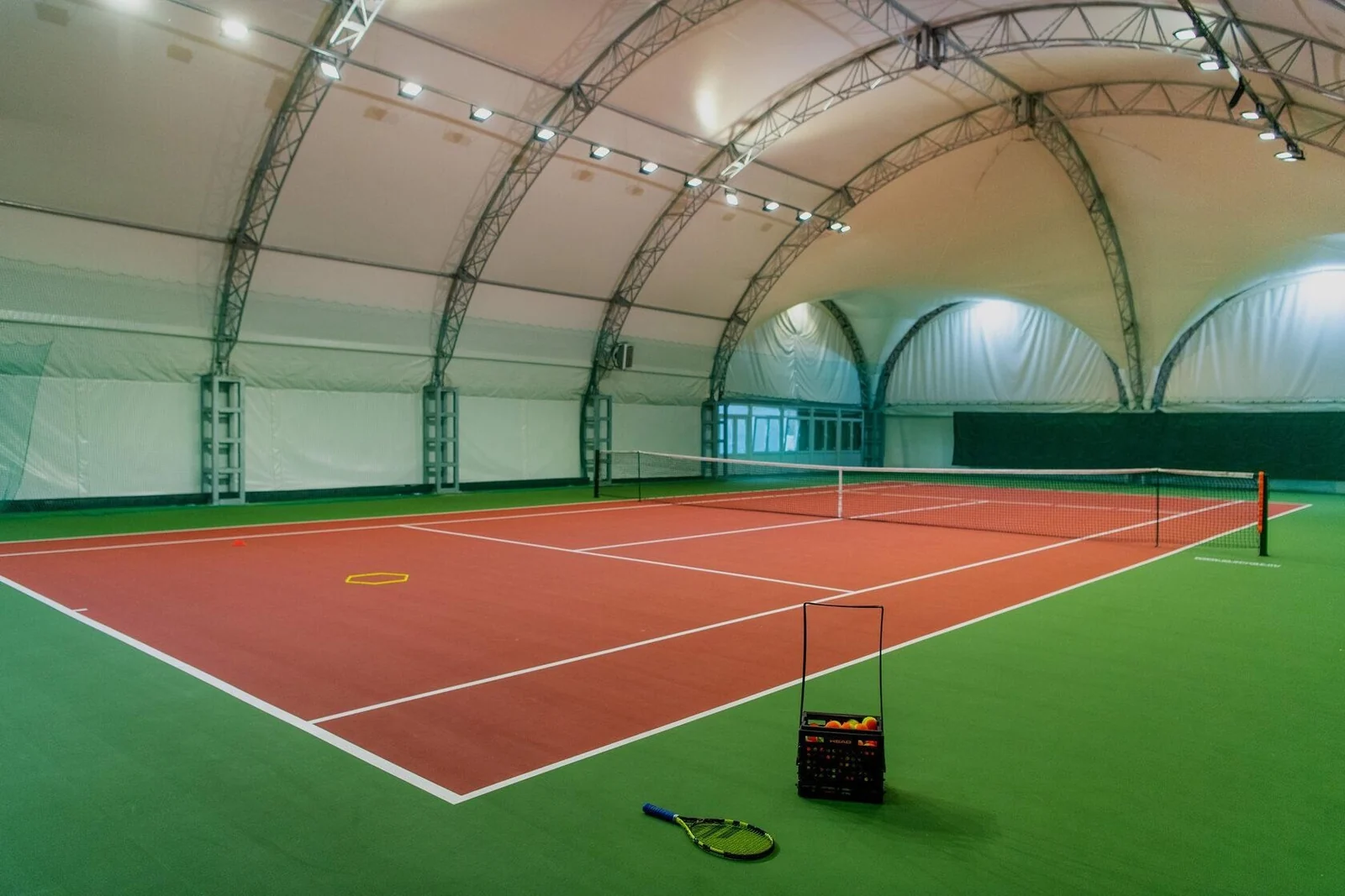 Пустой крытый корт I Love Tennis в клубе Видный спорт